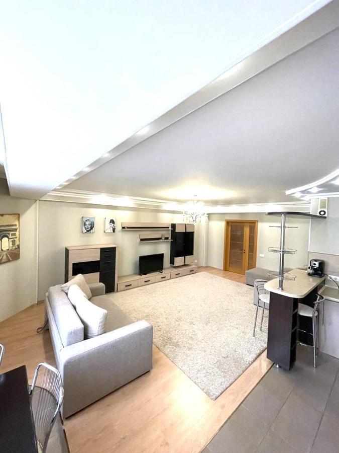 Large, Comfortable Apartment Chisinau Ngoại thất bức ảnh